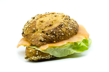 lachsbrötchen isoliert freisteller freigestellt weiß Hintergrund