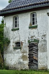 Fassade mit sehr alter T&uuml;r