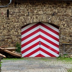 Tor zu einem sehr alten Geh&ouml;ft