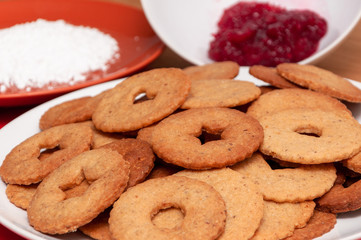 Linzer Kekse mit Marmelade und Zucker
