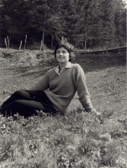 FOTO VECCHIA CON RAGAZZA SEDUTA SUL PRATO