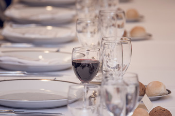 copa de vino tinto servida sobre mesa