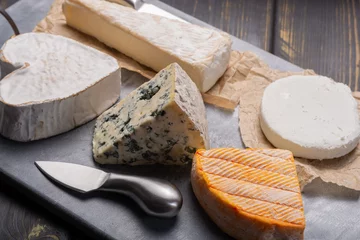 Gordijnen Frans kazenbord in assortiment, blauwe kaas, brie, munster, zachte geitenkaas, Neufchatel hartvormige kaas © barmalini