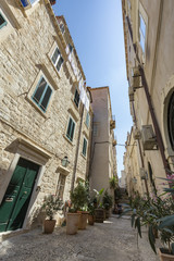 Fototapeta na wymiar An alley in Dubrovnik, Croatia on a bright sunny day.