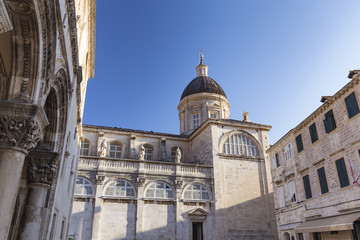 Fototapeta premium Ornate carved arches and the Dubrovnik Cathedral dome in the background.