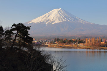 Fototapeta premium Beautiful scenery during the daytime at Mountain Fuji in kawaguchiko lake of Japan. This is a very popular for photographers and tourists. Travel and Attraction Concept