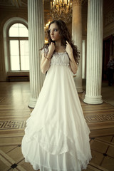 Obraz premium Portrait of a beautiful young victorian lady in white dress