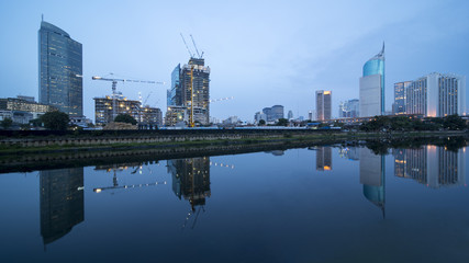 Naklejka premium Beautiful reservoir water reflecting skyscrapers