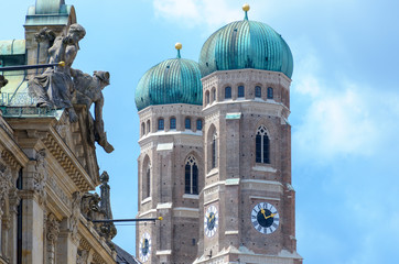 Nahaufnahme der berühmten Frauenkirche in München © michaelheim