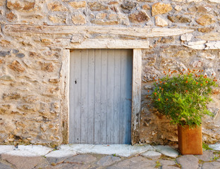 Fototapeta na wymiar door and flower pot on a Greek island