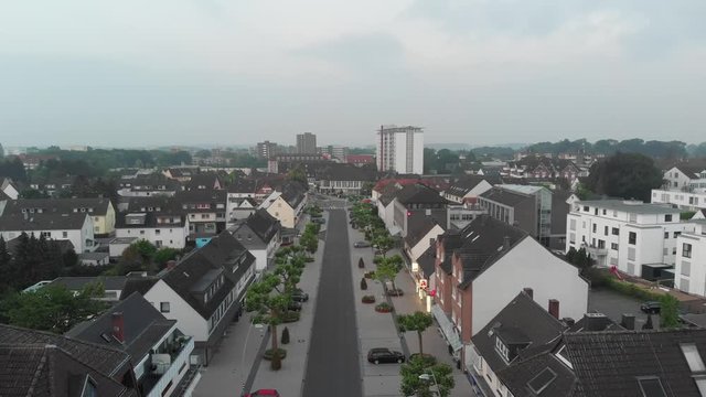 Flug &uuml;ber Krischerstra&szlig;e, Monheim am Rhein, UHD 4K