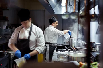 Badezimmer Foto Rückwand Chef working on the kitchen © zorandim75