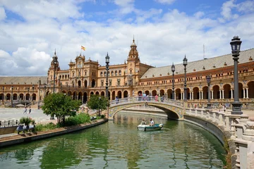 Photo sur Plexiglas Monument artistique Seville, Spain - May 25, 2018: Plaza de España with the building of the National Geographic Institute in the background.
