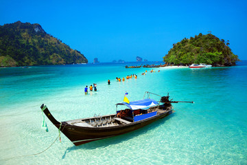 Naklejka na ściany i meble beautiful beach and tropical sea, Krabi, in thailand.