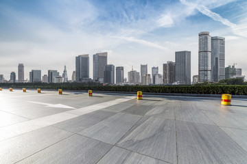 Obraz premium Panoramic skyline and buildings with empty road