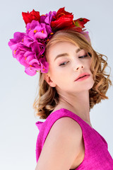 Naklejka premium portrait of beautiful young woman in floral wreath looking away isolated on grey