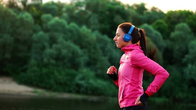 A morning jog in the Park near the pond in the Sunny rays of dawn, the girl is preparing to Mariano and lead a healthy lifestyle