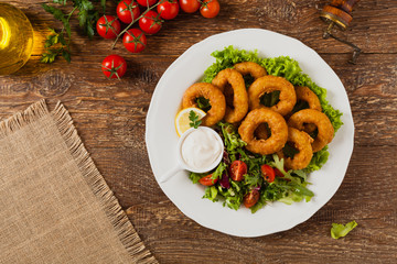 Roasted squid rings with salad.