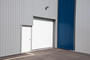 Foto op Plexiglas Industrieel gebouw Industrial Unit with roller shutter doors