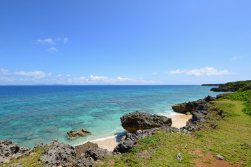 Fototapeta na wymiar 沖縄の青い海