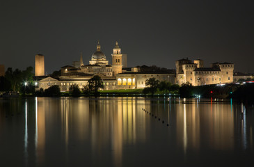 Fototapeta na wymiar Mantova di sera vista dal fiume Mincio