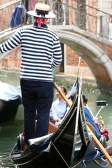 Obraz premium gondolier back wearing a blue marinière