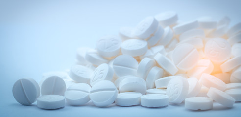 Fototapeta na wymiar Pile of white tablets pill containing 