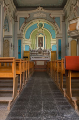Interno chiesa in sud italia. Navata centrale con altare in background