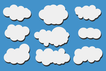 Nubes sobre fondo azul.