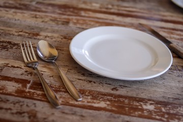 Eating equipment Which is arranged on the dining table.