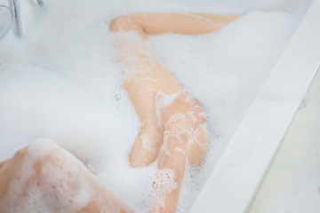 Women are bathed in bathtubs. She relaxes