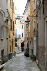 Fototapeta na wymiar strada architettura vecchio citta' vicolo antico borgo villaggio paese