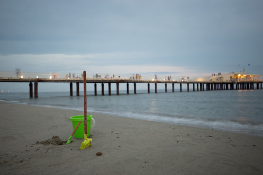 paletta e secchiello per bambini, comune gioco da spiaggia da decine di anni