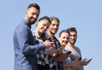 Obraz premium group of young people with modern smartphones.