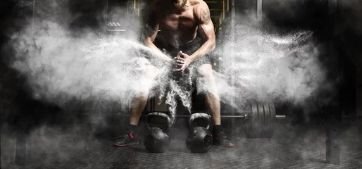  Gespierde man training met kettlebell op sportschool © Andrey Burmakin
