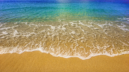 Hintergrund Sandstrand mit Brandung als closeup - Background sandy beach with surf as closeup