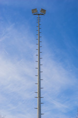 Obraz premium Beleuchtungsanlage Flutlichtmast Flutlicht mit Steighilfe - Lighting system floodlight mast with climbing aid