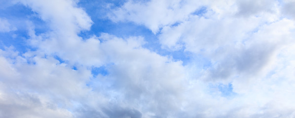 Obraz premium Clouds on a blue sky as a background