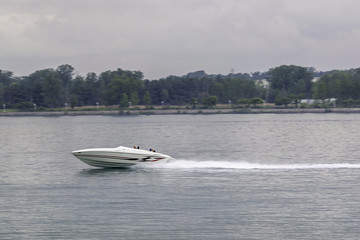 Fototapeta premium speeding down river