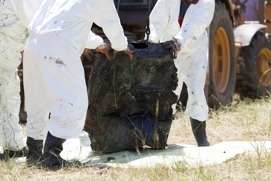 Decontamination unit cleaning toxic pollution in the environment