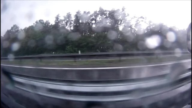 autofahrt auto f&auml;hrt mit scheibenwischer durch regenfront starkregen unwetter sturm