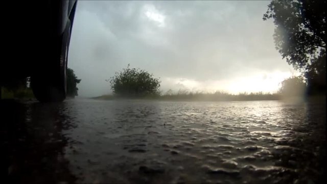 Regen prasselt auf Stra&szlig;e aquaplaning gefahr