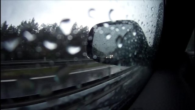 auto f&auml;hrt durch regenfront autobahn unwetter starkregen