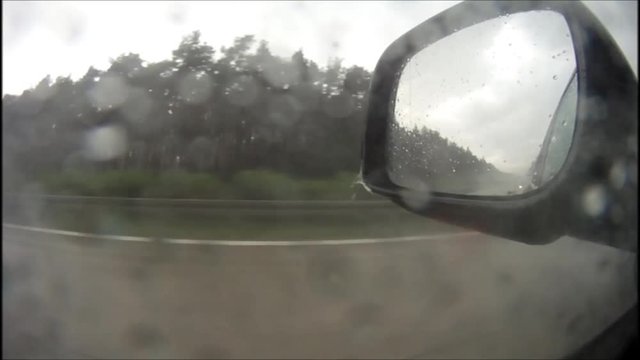 auto f&auml;hrt durch regenfront autobahn unwetter starkregen