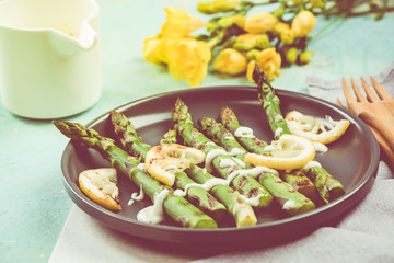 Grilled asparagus with hearbal dip and lemon