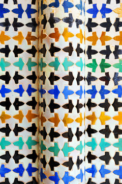 Primer plano de azulejos en el Patio del Cuarto Dorado o Patio del Mexuar. Palacios Nazaríes de la Alhambra de Granada. Patrimonio de la Humanidad de la Unesco, Andalucía, España
