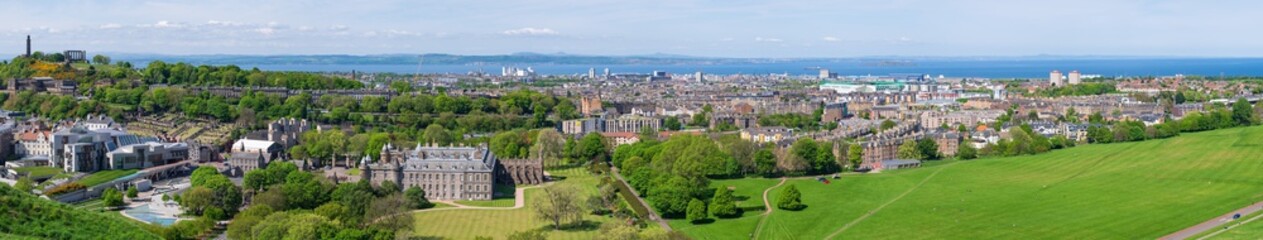 Fototapeta na wymiar Panorama von Edinburgh/Schottland mit dem Holyrood Palace