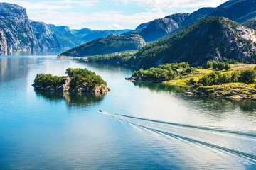 Norwegischer Fjord und Berge Lysefjord, Norwegen. © Kotangens