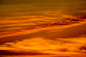 Obraz premium piękny pochmurny wschód słońca na tle nieba