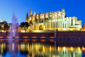 Fototapeta na wymiar Kathedrale Catedral de Palma de Mallorca Kirche Abend Reise Reisen Spanien